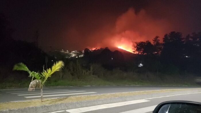 Serra de São José: incêndio chega ao 4º dia, mas bombeiros esperam extinguir o fogo ainda nesta quarta 1 WhatsApp Image 2025 10 08 at 09.16.20