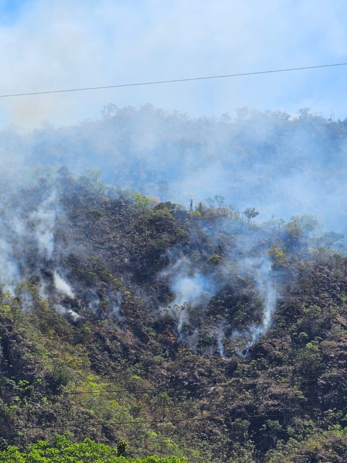 Serra de São José: incêndio chega ao 4º dia, mas bombeiros esperam extinguir o fogo ainda nesta quarta 2 Serra de São José