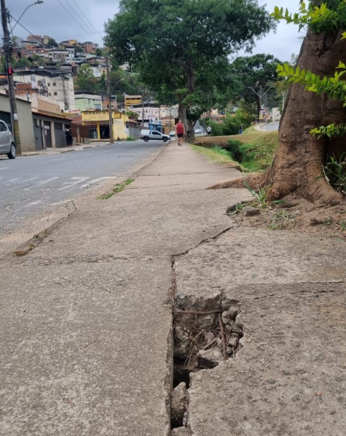 Calçada danificada oferece risco a pedestres no Bairro Linhares 1 WhatsApp Image 2025 10 08 at 10.56.49