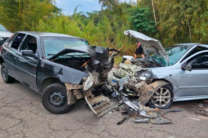 Acidente com três carros deixa cinco feridos em Coronel Pacheco 1 Acidente com três carros deixa cinco feridos em Coronel Pacheco