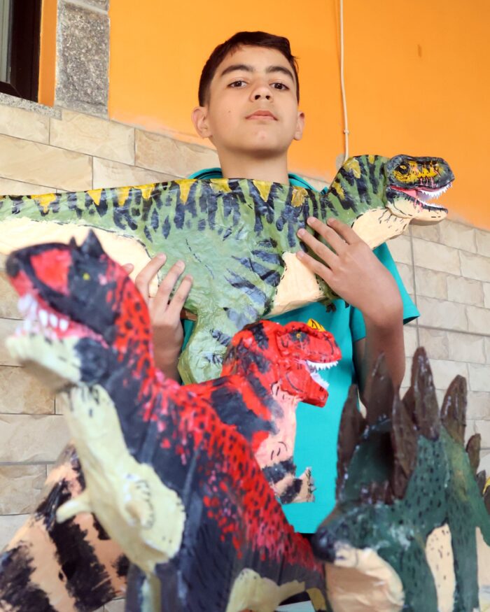 Talento artístico: Garoto juiz-forano transforma papelão em dinossauros de brinquedo 1 WhatsApp Image 2025 10 23 at 19.22.24