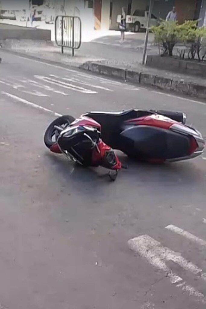 Acidente envolvendo moto ocorre na Avenida Itamar Franco 1 Acidente envolvendo moto ocorre na Avenida Itamar Franco