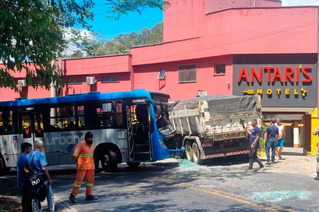 13 pessoas feridas: acidente entre ônibus e carreta interdita União Indústria em Juiz de Fora 1 VÍDEO: Caminhão derrama resíduo na pista antes de acidente com ônibus