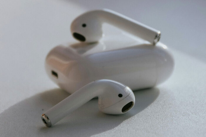 Justiça mantém demissão de auxiliar de limpeza acusada de furtar AirPods em hospital 1 fones furtados por auxiliar de limpeza