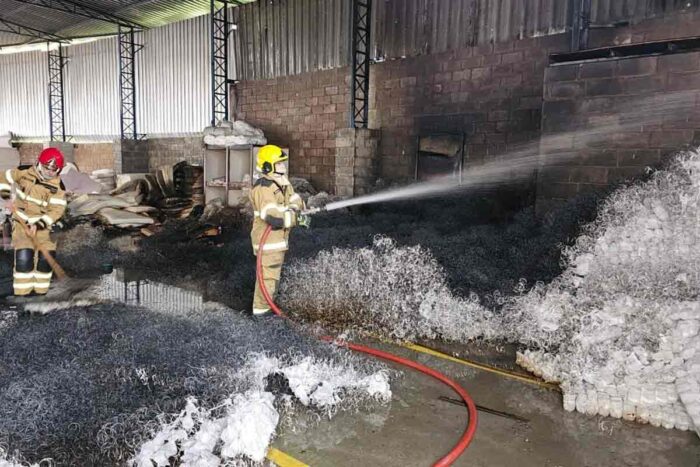 Incêndio atinge fábrica de colchões em Ubá; causa provável é eletricidade estática 1 fábrica