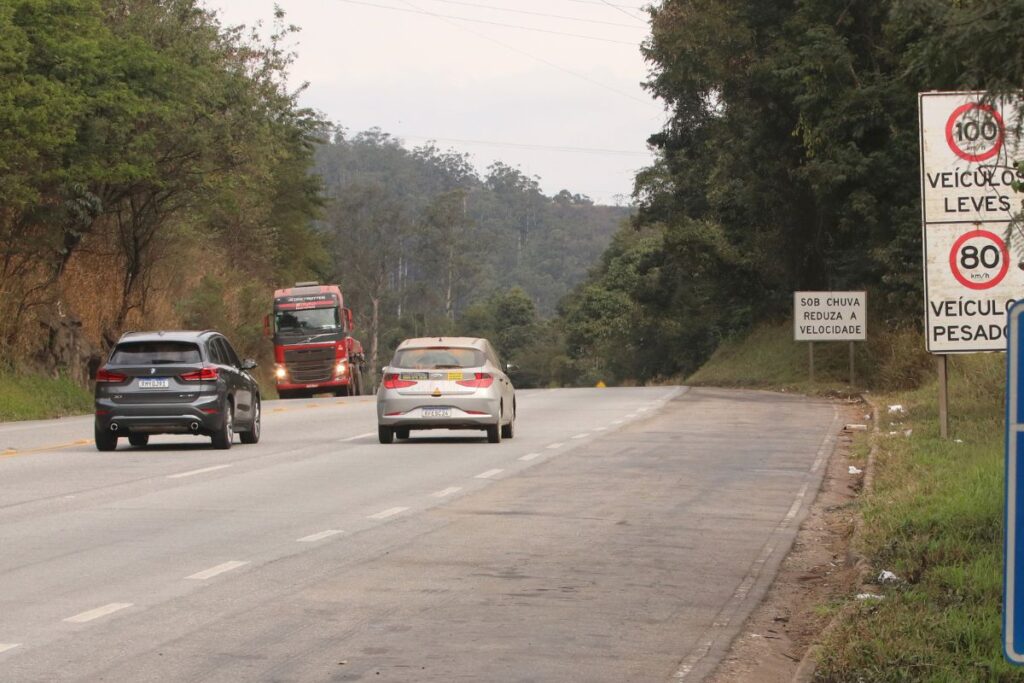 BR-040: concessionária prevê duplicação de trecho entre BH e JF até 2031 2 Carreta tomba e deixa trecho da BR-040 em mão dupla