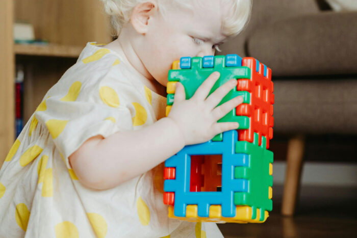 brinquedos bebe brincando pexels