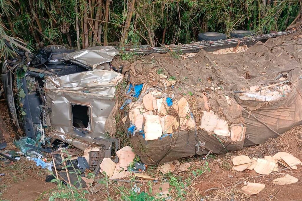 Caminhão tomba na MG-353 e deixa motorista ferido 1 carreta mg 353 by pm editada
