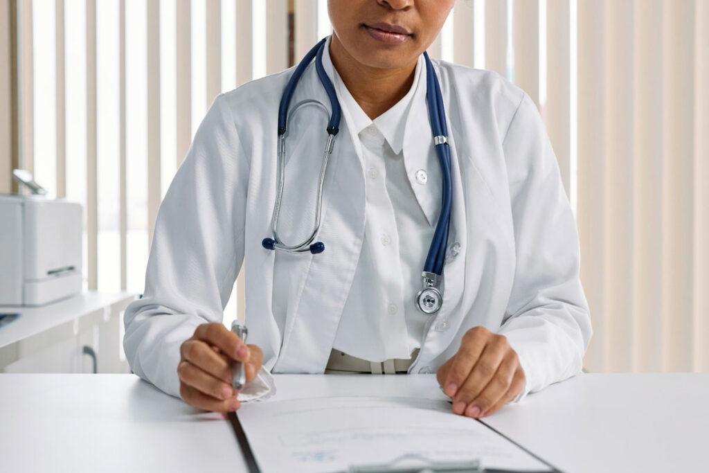 Como o preconceito afasta idosos LGBT+ de consultas e tratamentos 1 consulta medica pexelsmedico
