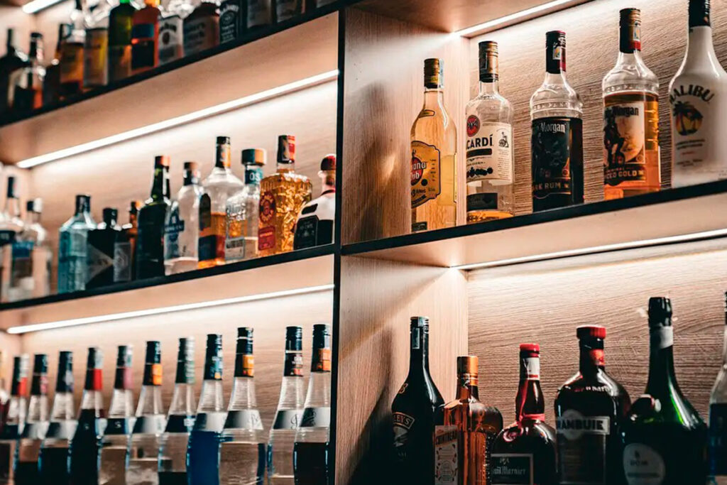 Consumidores atentos: Adulteração de bebidas acende alerta sobre fiscalização no comércio 1 consumidor bebida