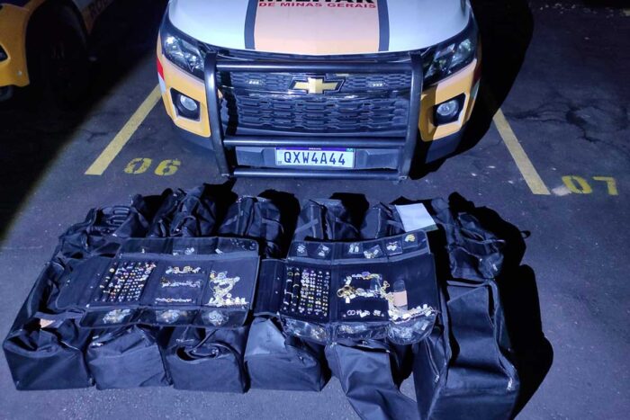R$ 350 mil em semijoias contrabandeadas são apreendidas na LMG-874 1 R$ 350 mil em semijoias contrabandeadas são apreendidas na LMG-874