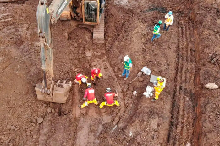 "Zona de guerra": operador de escavadeira receberá indenização após atuar na remoção de lama e corpos em Brumadinho 1 operador de escavadeira