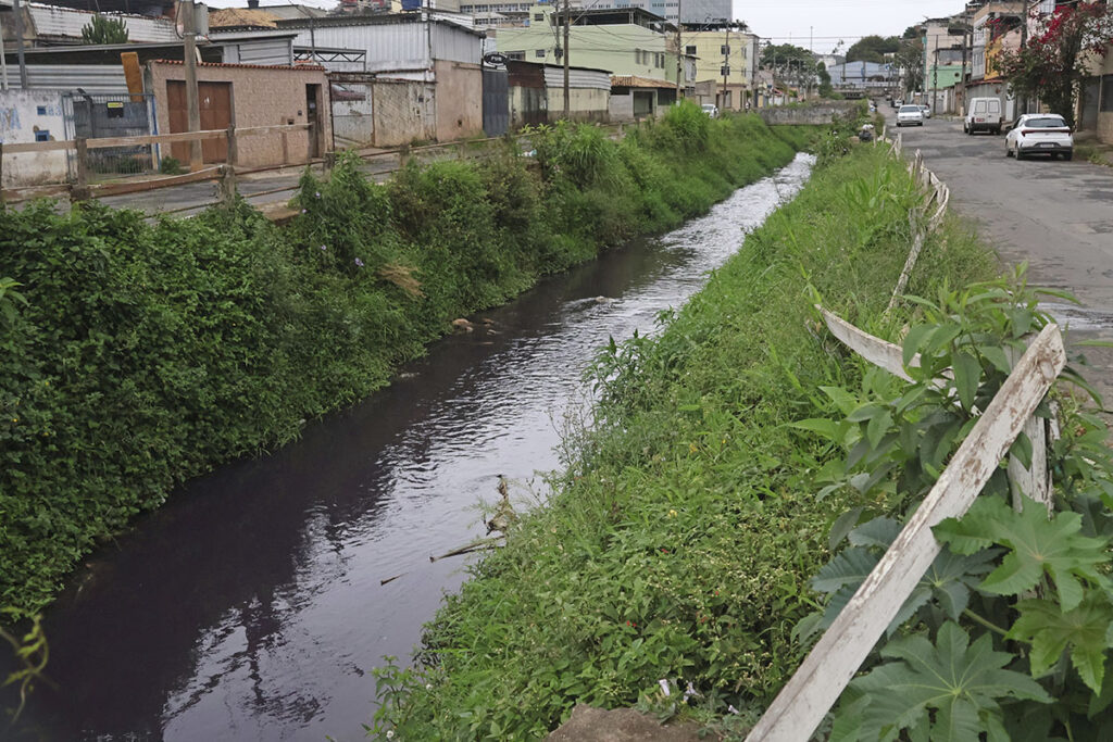 Com histórico de enchentes, moradores do Bairro Industrial temem próximas chuvas 5 enchente Industrial Leonardo Costa