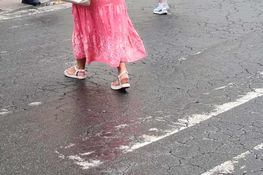Faixa apagada no cruzamento entre a Rio Branco e a Itamar Franco aumenta o risco de acidentes 2 faixa-de-pedestres-apagadas-rio-branco-itamar