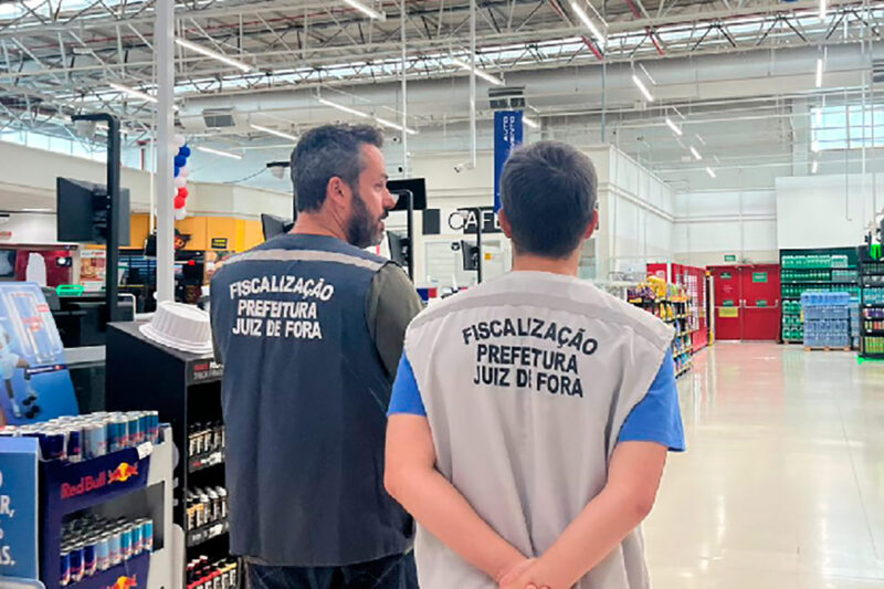 Operação do Procon resulta em mais de 250 litros de bebidas apreendidas em Juiz de Fora