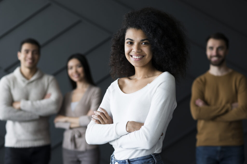 Liderança em construção: como profissionais de todas as idades podem desenvolver essa habilidade 1 grupo de pessoas positivas posando juntos