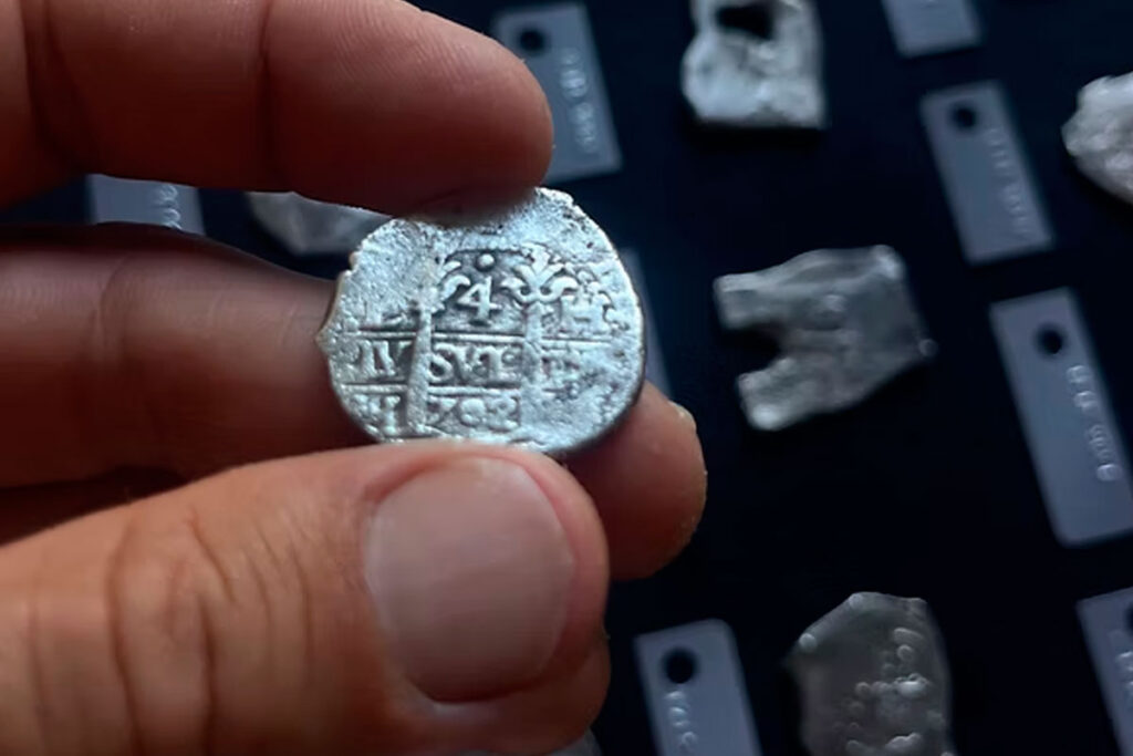 Mergulhadores encontram US$ 1 milhão em moedas na “Costa do Tesouro” da Flórida 1 moedas encontradas 1715 fleet divulgacao.jpg4