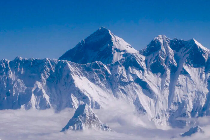 Mais de 200 alpinistas ficam presos no Monte Everest após nevasca 1 monte everest by narendra shrestha editada