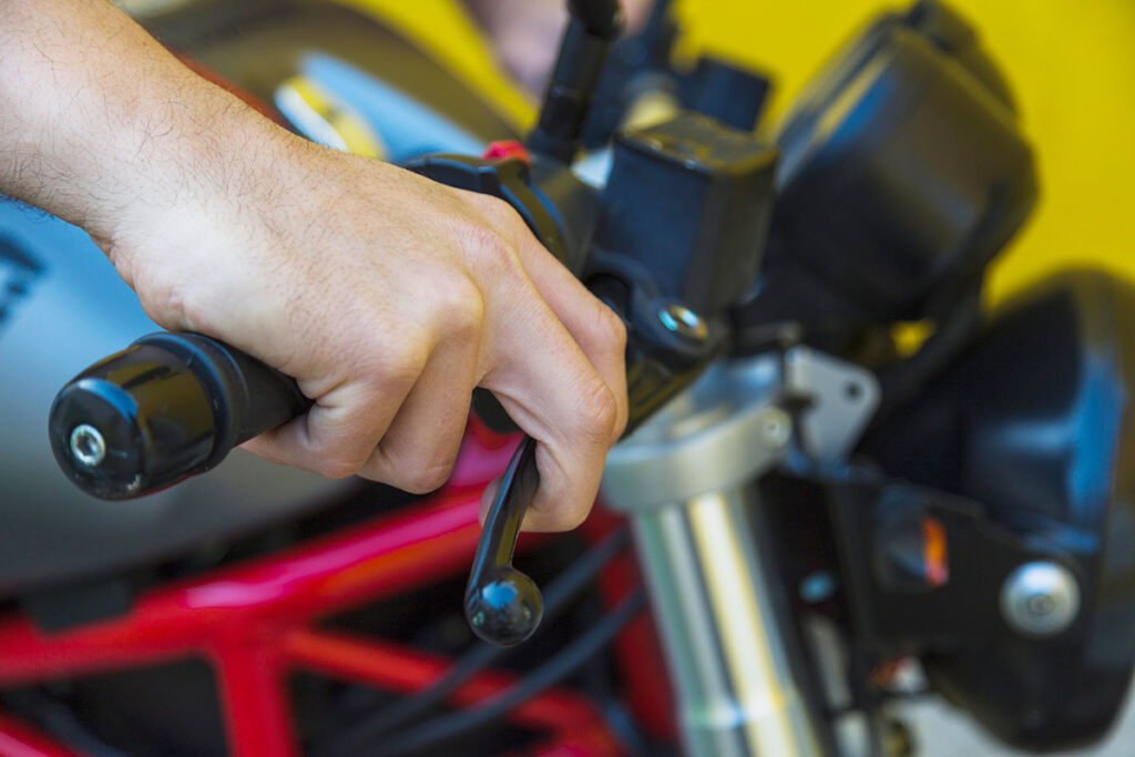 motociclista mao moto by freepik