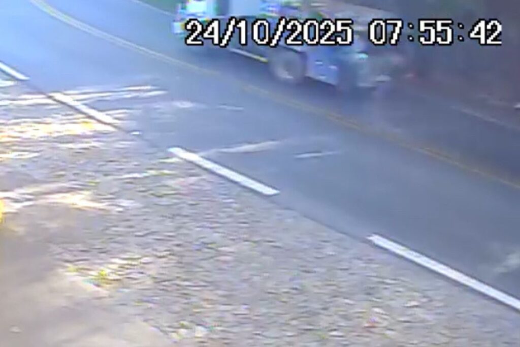 VÍDEO: Caminhão derrama resíduo na pista antes de acidente com ônibus