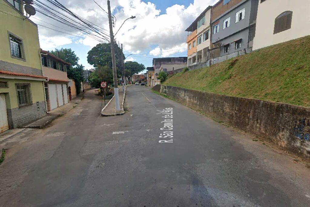 Ônibus bate em poste e deixa 90 clientes sem energia na Zona Leste