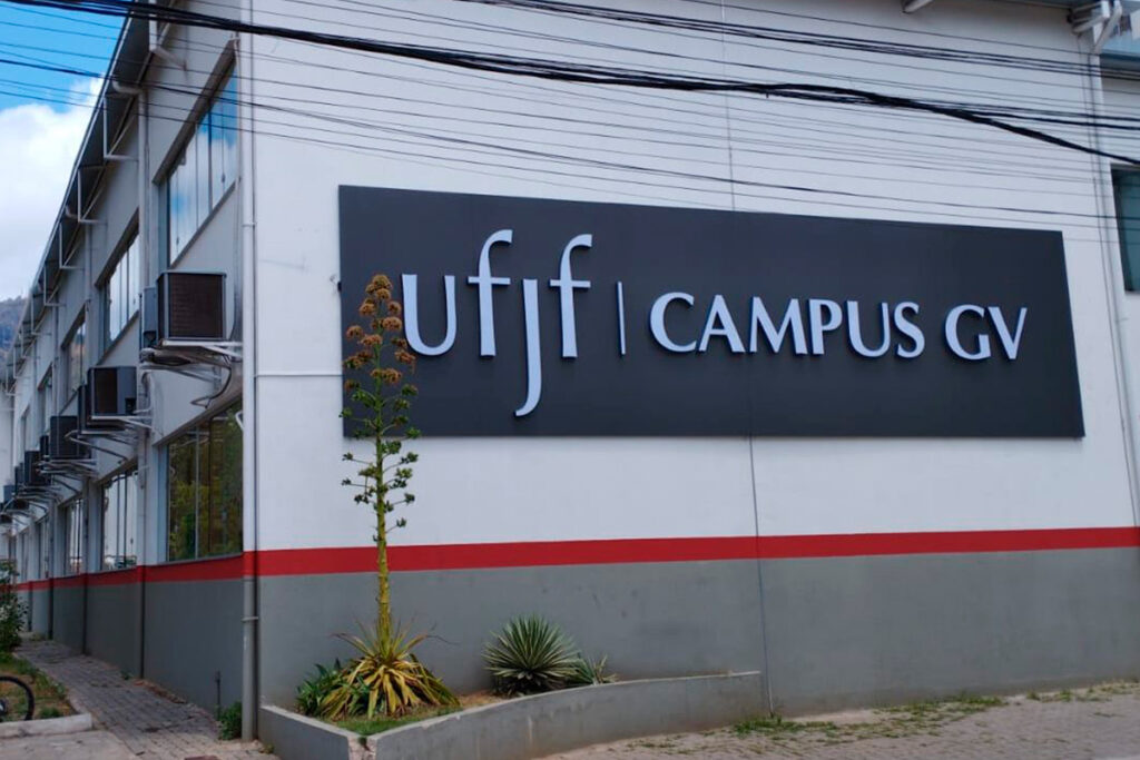 UFJF abre seleção para professores substitutos; salários chegam a R$ 8 mil 1 UFJF seleciona professores substitutos em JF e Governador Valadares; remuneração de até R$ 8.058,29 e inscrições gratuitas até 8 de junho.