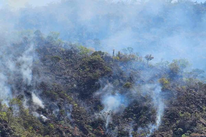 Minas Gerais registra quase 400 incêndios em unidades de conservação em 2025 2 serra de sao jose bombeiros