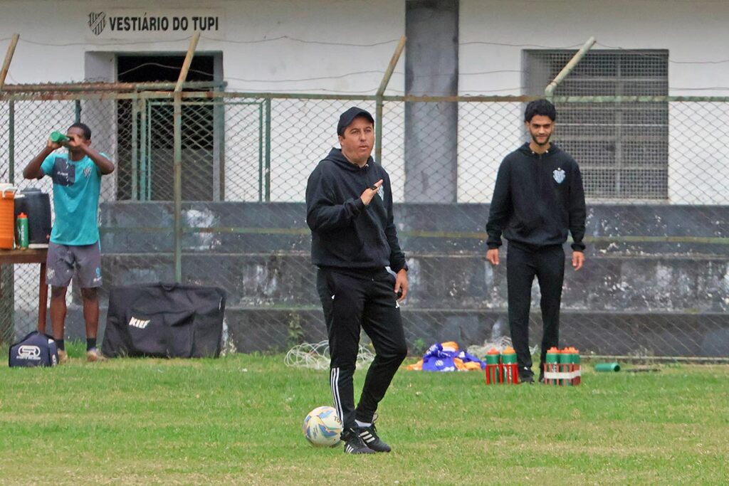 Técnico do Tupi admite "dia ruim" e promete reação após goleada em casa 2 tupi