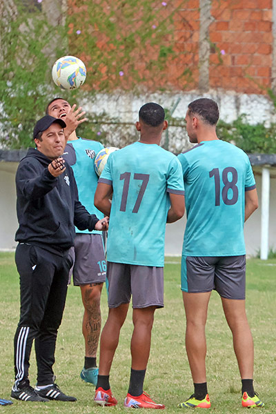 Técnico do Tupi admite "dia ruim" e promete reação após goleada em casa 1 uploads Leonardo 25.09.25 01.55