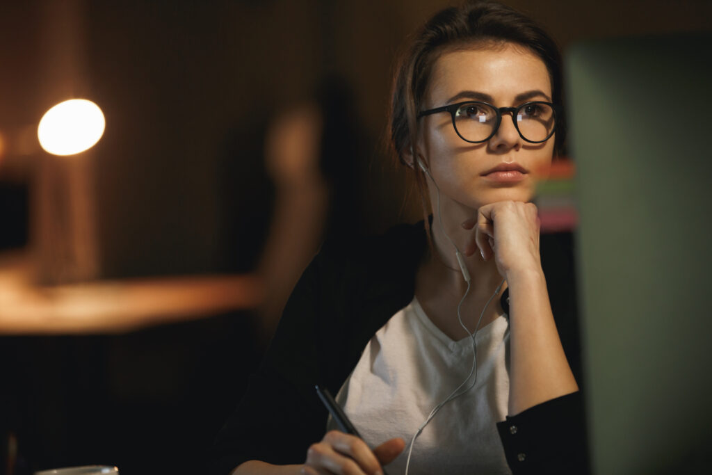 O valor da curiosidade: por que perguntar mais pode valer mais do que responder sempre 1 woman designer using computer