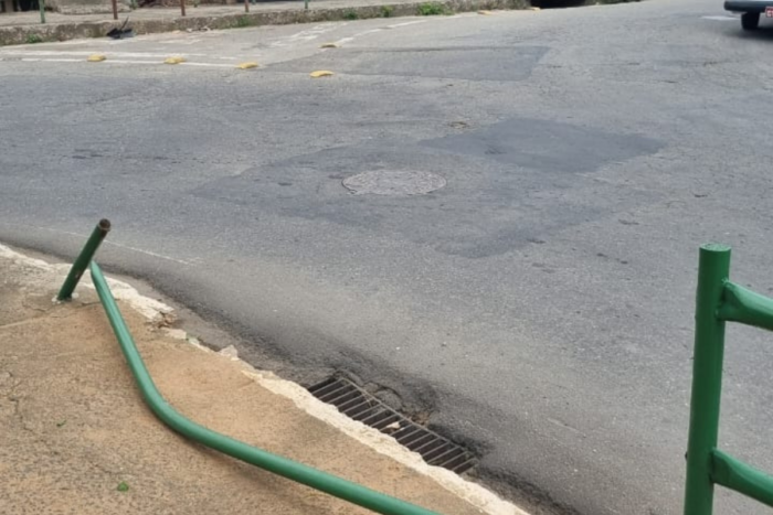 Grades danificadas na Praça de Santa Luzia colocam pedestres em risco 1 1200 x 800 1 3