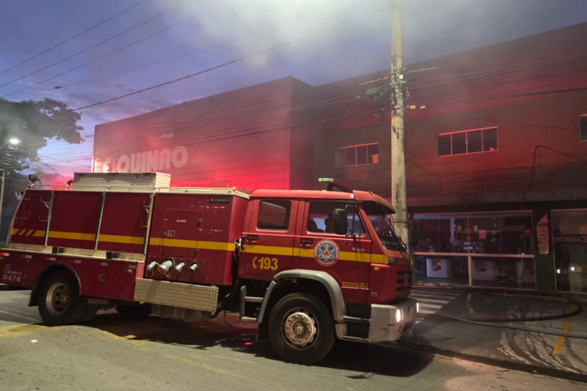 VÍDEO: Supermercado é atingido por incêndio de grandes proporções 1 Supermercado é atingido por incêndio de grandes proporções