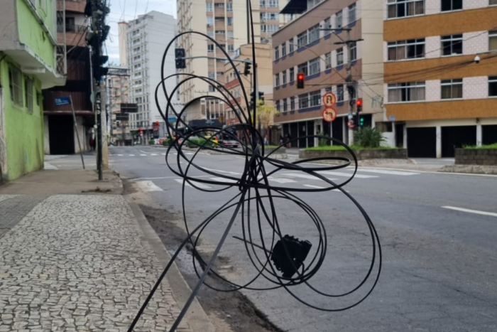 Fios baixos e emaranhados preocupam pedestres na Avenida Itamar Franco 1 1200 x 800 14