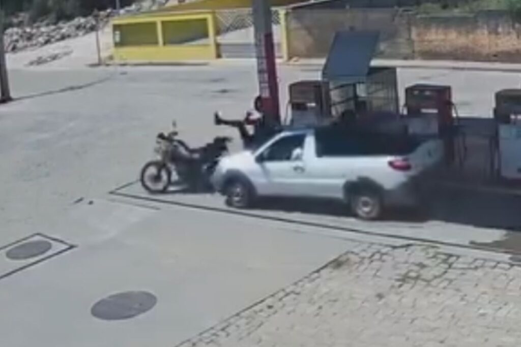 Vídeo: Dupla assalta comércio, foge com moto roubada e é presa após perseguição 1 Dupla assalta comércio, foge com moto roubada e é presa após perseguição