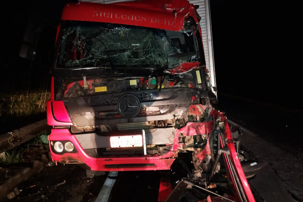 Motorista fica preso às ferragens após colisão entre caminhões na BR-265