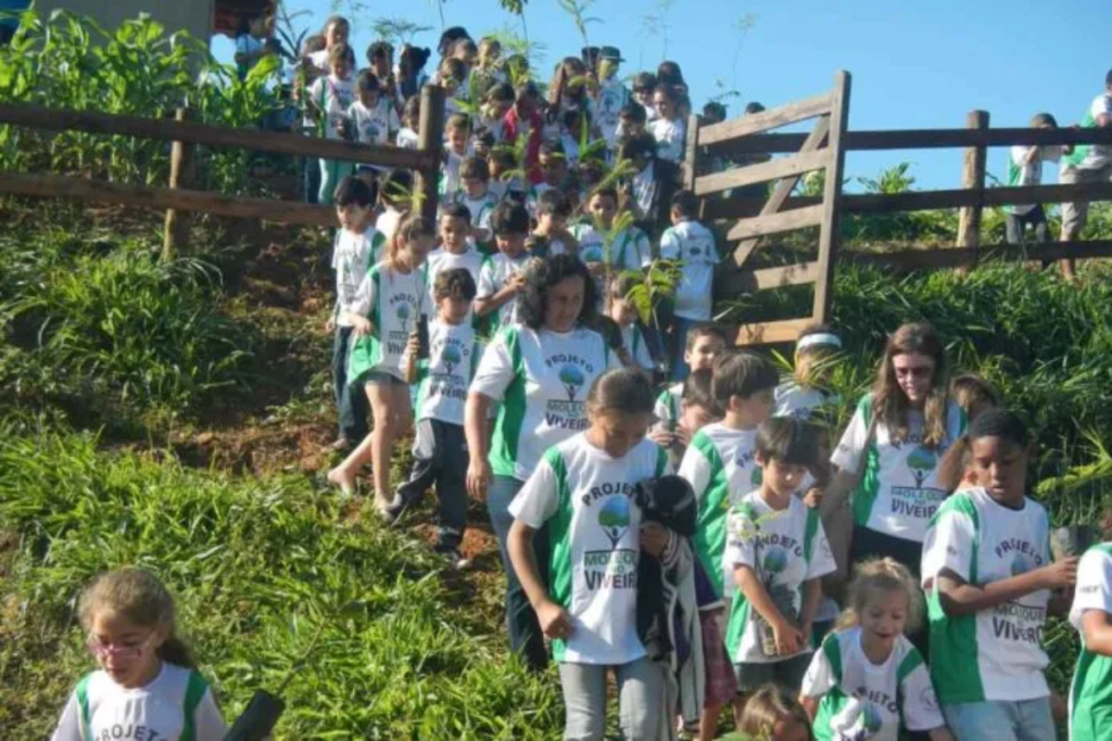 Criancas e jovens plantam mais de duas mil mudas nativas da Mata Atlantica em projeto mineiro 2