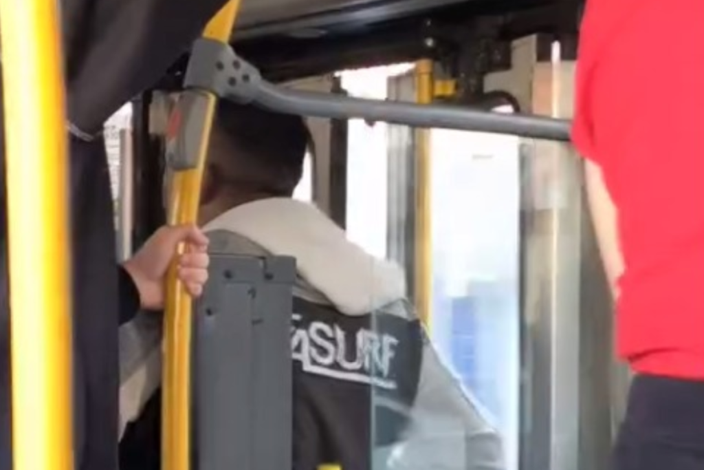 VÍDEO: Homem atira pedras em ônibus da linha 755 após ser impedido de desembarcar 1 Homem quebra onibus Reproducao