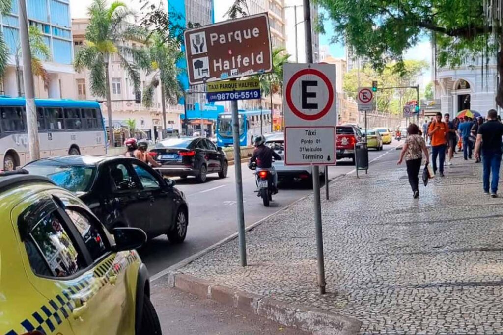Prefeitura repara sinalização danificada no Parque Halfeld após denúncia 3 SINALIZAÇÃO-DANIFICADA-PH-VU-CAPA