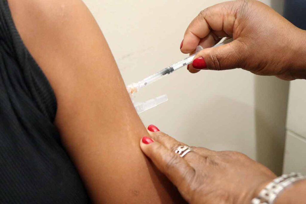 Aplicação da primeira vacina em dose única contra dengue começa em janeiro 1 Vacinação contra a gripe começa nesta segunda em Juiz de Fora