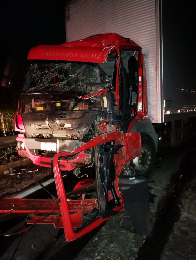 Motorista fica preso às ferragens após colisão entre caminhões na BR-265