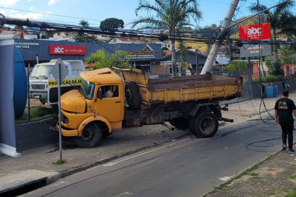 Caminhão bate em poste na Rua Paracatu e complica trânsito 1 acidente rua paracatu by tribuna editada