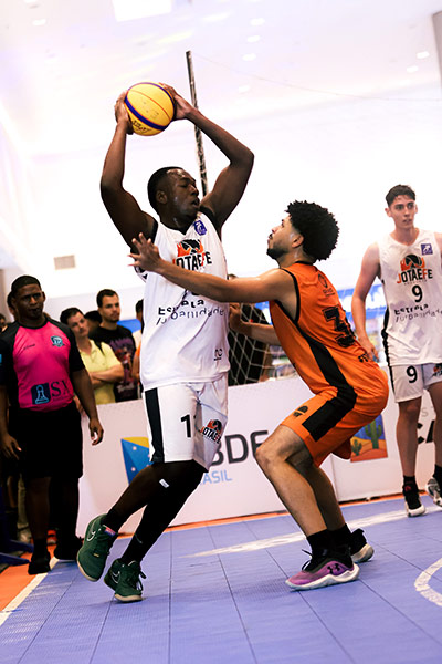 Com 100 atletas, 'Rapaziada do Baska' realiza torneio de basquete na Praça CEU 1 basquete 2. foto yan ferreira dycom sports