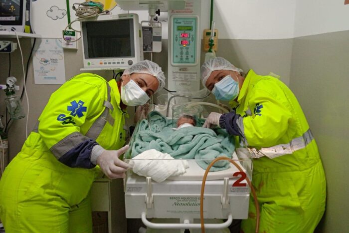 VÍDEO: Bebê nasce dentro de ambulância após mãe entrar em trabalho de parto em pedágio na BR-040 1 Bebê nasce dentro de ambulância após mãe entrar em trabalho de parto em pedágio na BR-040