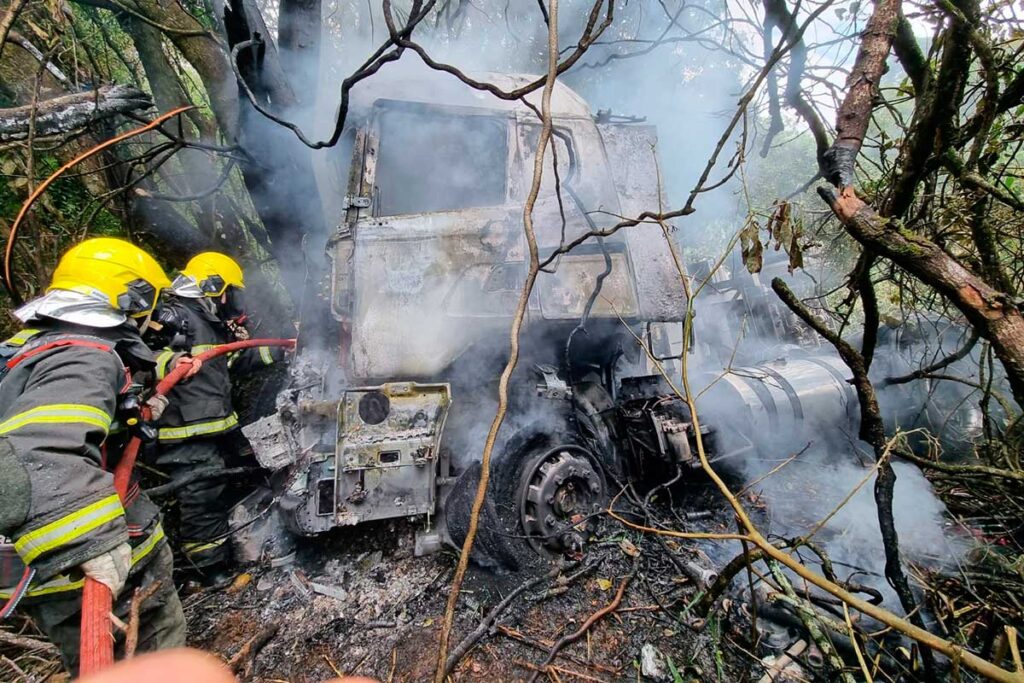 Carreta pega fogo após bater em árvore na BR-265 1 bombeiros br 267 by divulgacao editada