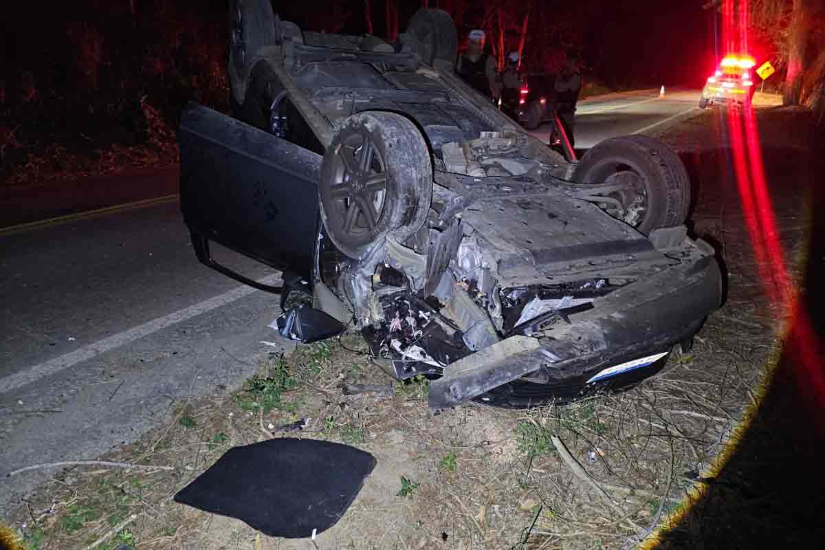 "Desorientado", condutor é socorrido após capotamento na MG-133 1 Condutor é socorrido após capotamento na MG-133