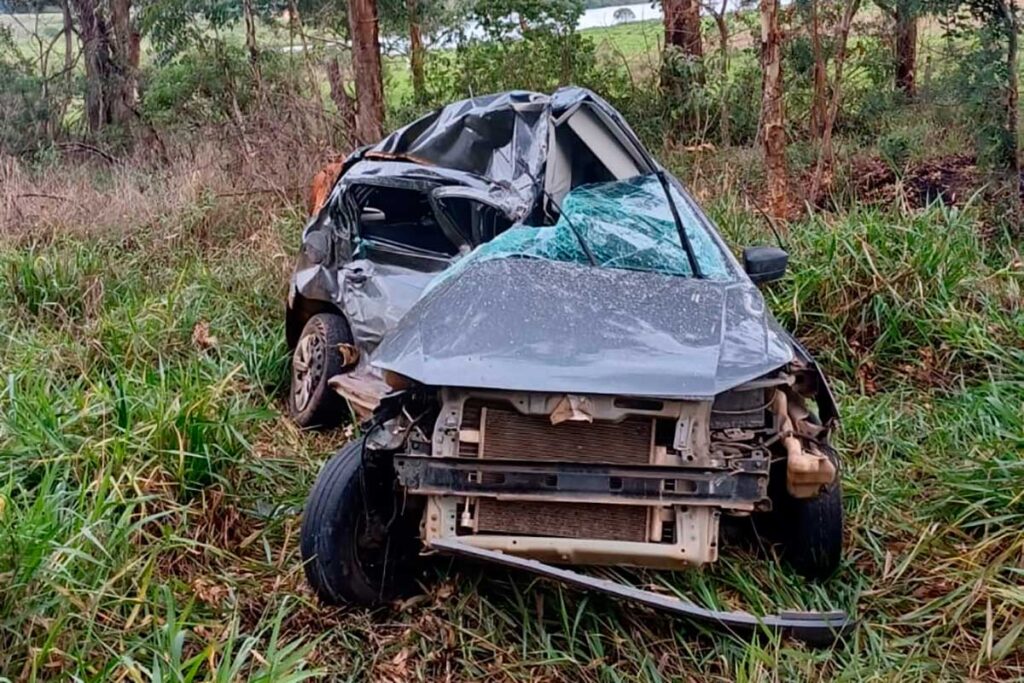 Colisão entre veículos na BR-265 deixa motorista morto 1 carro nazareno by divulgacao pm editada
