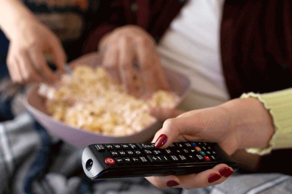 AO VIVO: filmes, séries, música, Circus Gerais, OfferIn e mais: acompanhe o Tribuna no Ar - 2ª edição 1 controle remoto e pipoca filme serie freepik