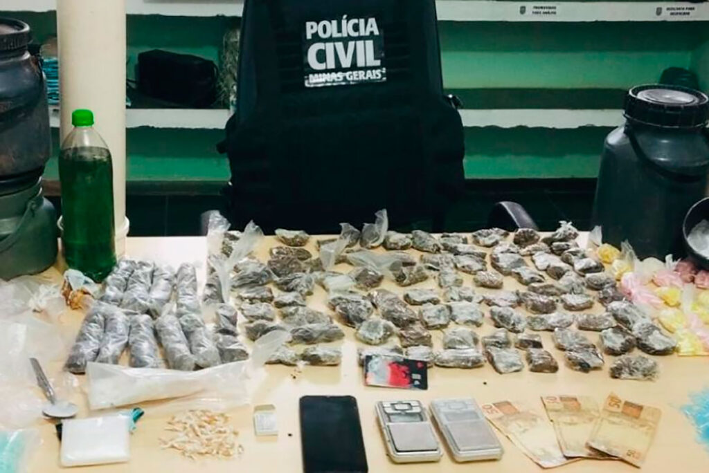 Polícia apreende 46 pedras de crack, 125 buchas e 83 tabletes de maconha e quase 600 pinos de cocaína