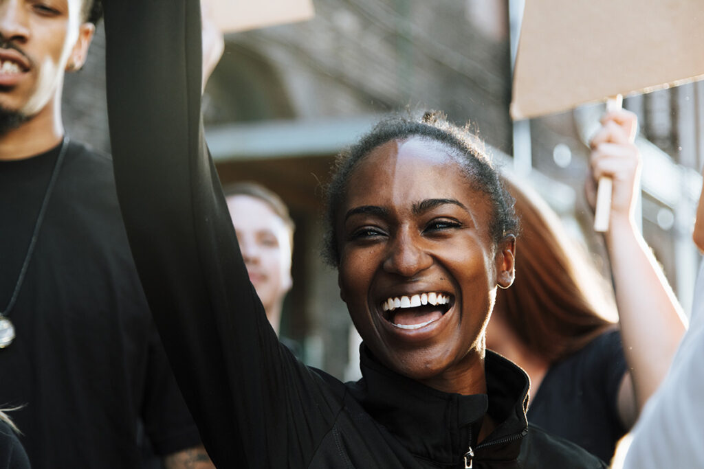 Novembro Negro: Juiz de Fora celebra cultura afro-brasileira e combate ao racismo 2 ecstatic protesters marching through city site