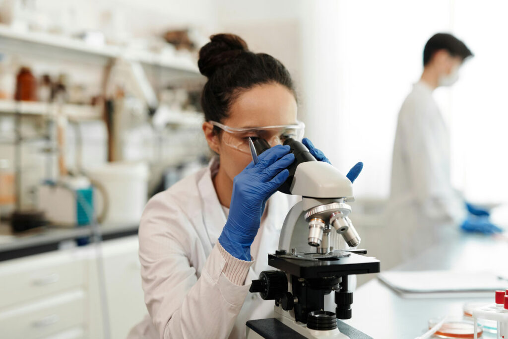 estudante biomedicina pexels laboratorio